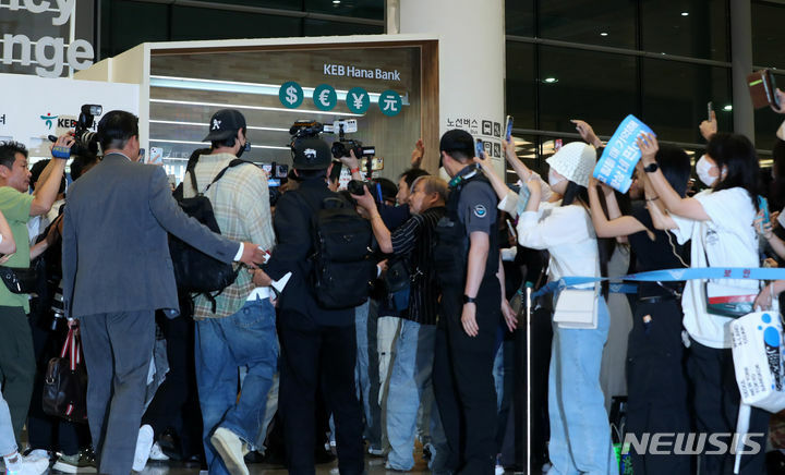 俳優ピョン・ウソクの帰国時の仁川空港(c)NEWSIS