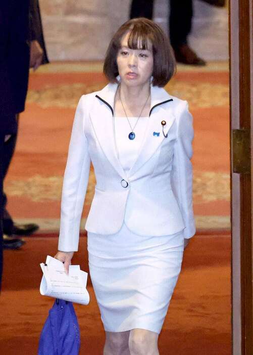 衆院本会議に臨む自民党の杉田水脈氏＝7日午後、国会（春名中撮影）