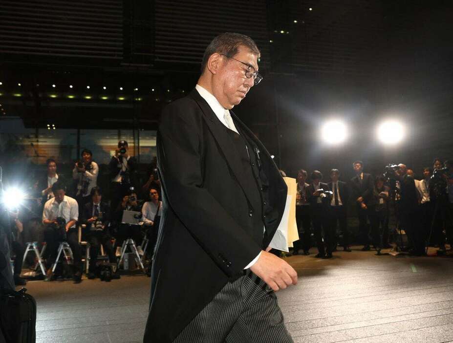 首相官邸を出る石破茂首相＝1日午後（斉藤佳憲撮影）