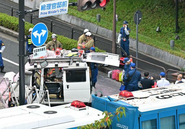 首相官邸の柵に突っ込んだとみられる車=2024年10月19日午前7時51分、東京都千代田区、角野貴之撮影