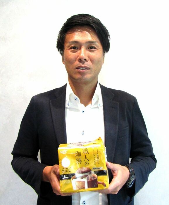 「ビターな味わいのクラシックブレンド」をアピールする井上俊之マーケティング本部嗜好品マーケティング部部長