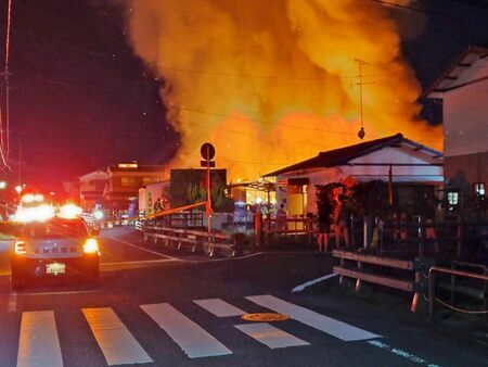 煙を上げて燃える民家＝佐賀市本庄町本庄