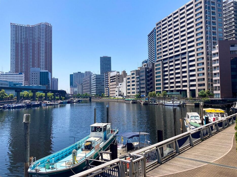 古い工場がなくなった後の田町駅近くのウオーターフロント。高層マンションが立ち並び、人気の住宅街となった　© ジャンニ・シモーネ