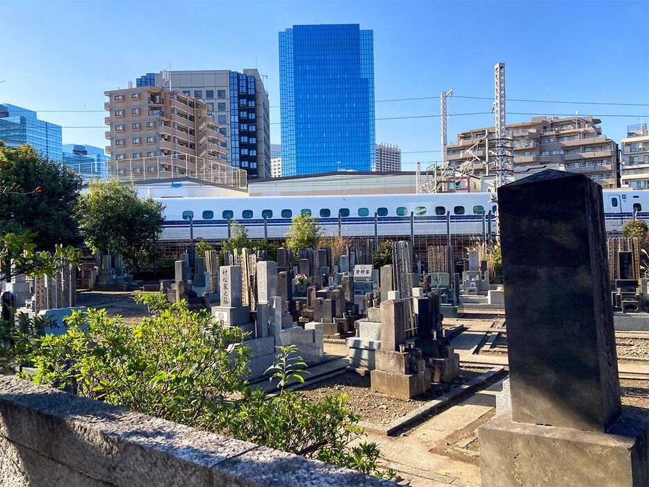 大崎駅と品川駅の間にある東海寺大山墓地は東海道新幹線、山手線、京浜急行線に挟まれた場所にある　© ジャンニ・シモーネ