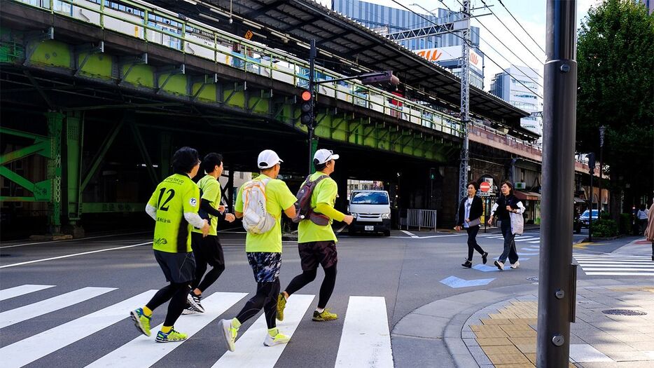 東京ヤマソンで山手線沿線を歩く参加者　提供＝インターナショナルボランティアグループ