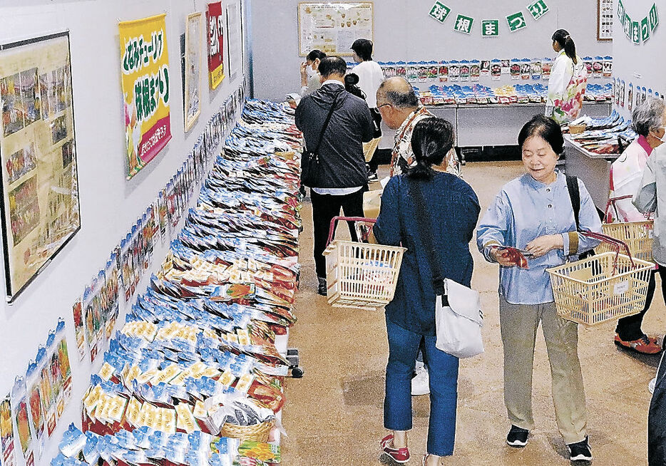 お気に入りの球根を品定めする来場者＝砺波市のチューリップ四季彩館