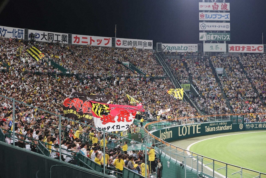 大勢のファンが詰めかけた甲子園球場