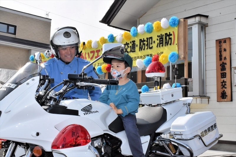 白バイの乗車を体験する男の子