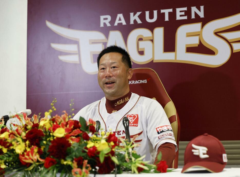 プロ野球楽天の監督に就任し、記者会見する三木肇氏＝17日、仙台市