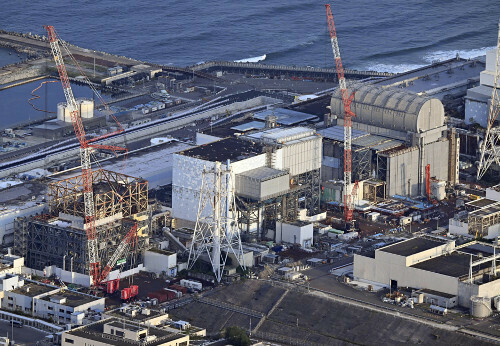 福島第一原発２号機（中央、福島県大熊町で、読売ヘリから）＝帖地洸平撮影