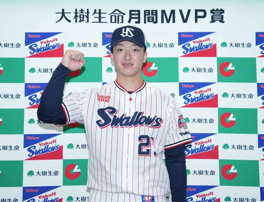 月間MVPを受賞したヤクルト・吉村貢司郎＝東京都新宿区（撮影・加藤圭祐）