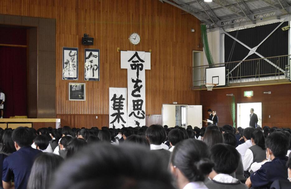 男子生徒が通っていた大津市の中学校で開かれた「命を思う集い」＝11日（代表撮影）