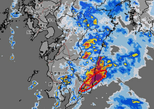 22日午後3時過ぎに宮崎県南部で線状降水帯が発生していることを示す気象庁のレーダー=同庁ウェブサイトから