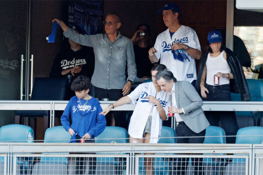 ドジャースの試合を観戦するトム・ハンクス氏（左上）【写真：Getty Images】