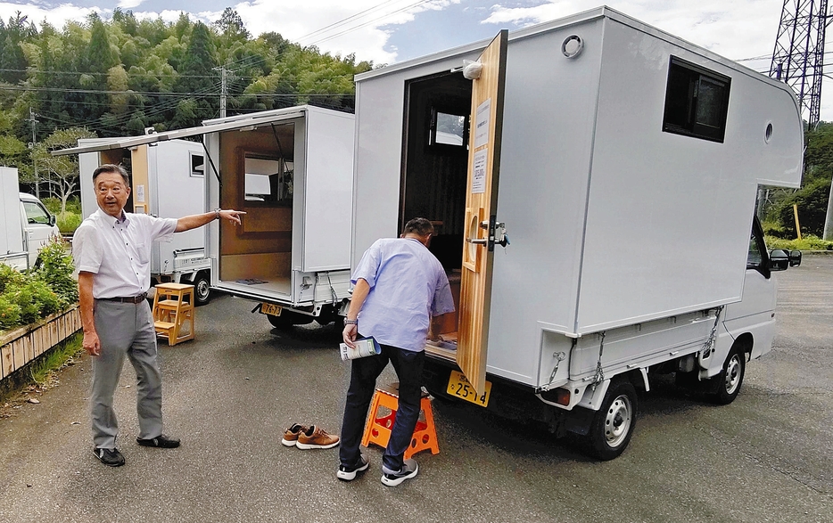 展示・試乗イベントで軽キャンピングカーを紹介する江並さん（左）