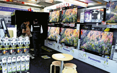 パリ五輪・パラリンピックの開催に伴いテレビの販売は好調だった（７月、東京都千代田区のビックカメラ有楽町店で）