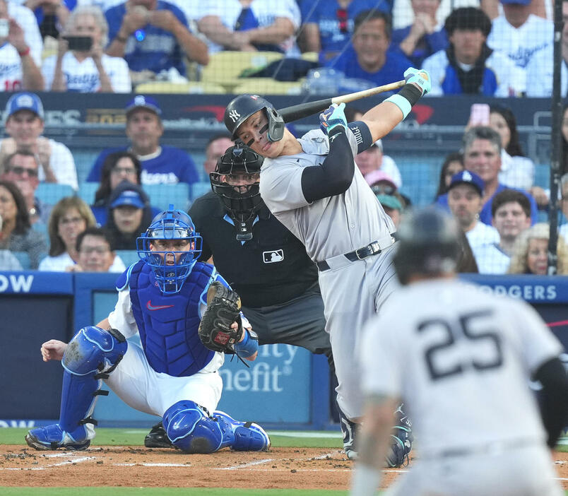 26日、ドジャース対ヤンキース　1回表ヤンキース1死二塁、空振り三振に倒れるジャッジ