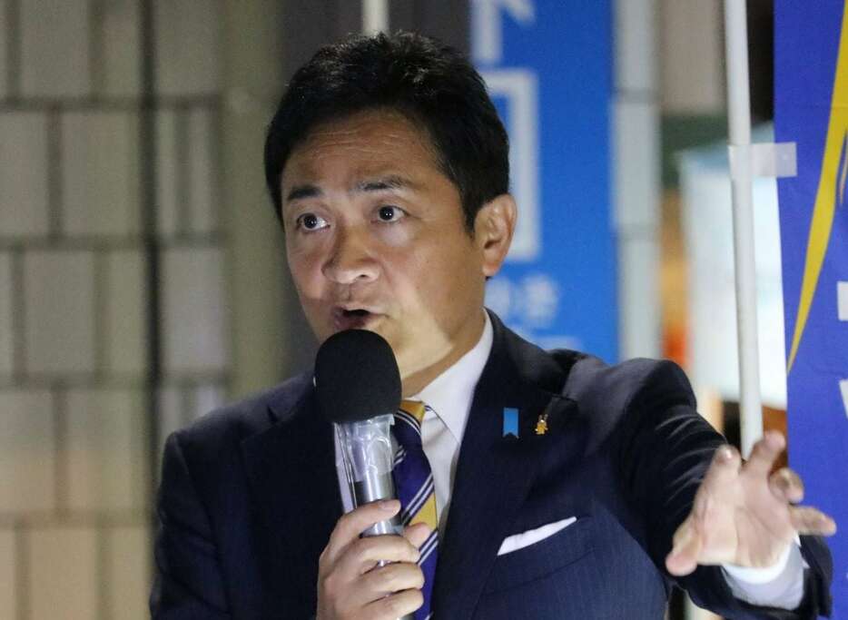 街頭で支持を訴える国民民主党の玉木雄一郎代表＝26日午後、横浜市（竹之内秀介撮影）