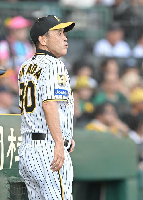 　選手の交代を告げる岡田監督（撮影・石井剣太郎）