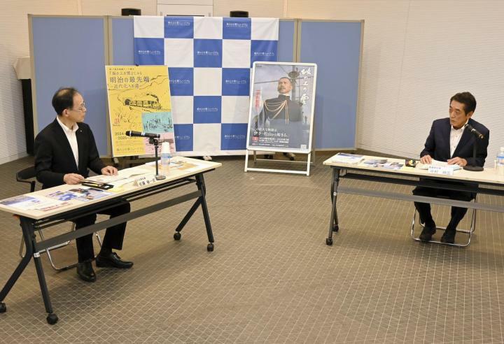 交流会議で意見交換する中村時広知事（右）と大分県の佐藤樹一郎知事＝28日午後、松山市一番町3丁目