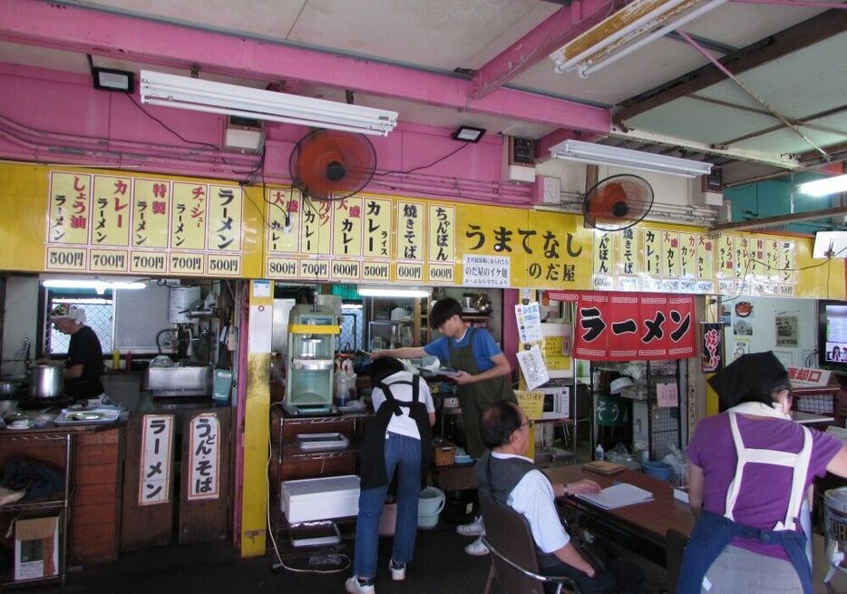 豊富なメニューを提供する店内