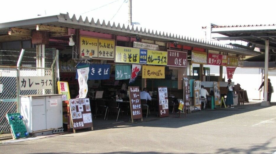 食堂街の入口に並ぶ「のだ屋」と「龍ラーメン」