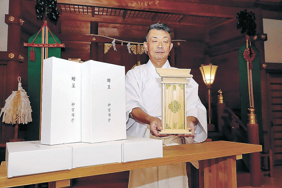 希望者に配布される神棚＝富山市諏訪川原の富山県神社庁