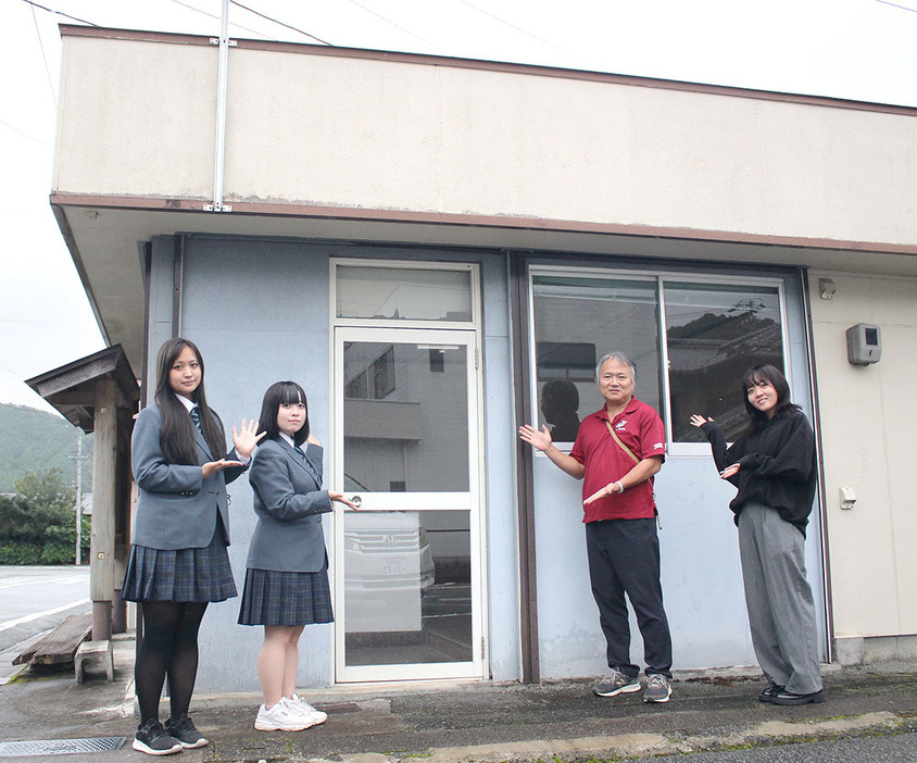 三瀬谷駅近くの空き店舗でプロジェクトを始めた同校の（左から）鈴木さん、稲森さん、山田さん、伊藤教諭＝大台町佐原で