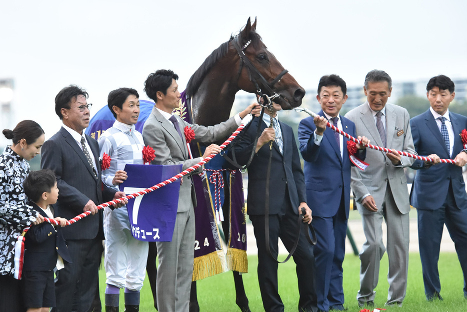 松島正昭オーナー（左から３人目）と吉田勝己代表（右から２人目）は喜びに浸った