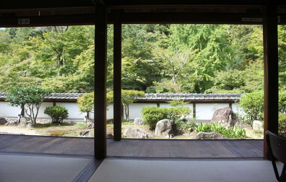 福寿院客殿から眺める庭園。紅葉の時期は木々が色づく＝奈良市の正暦寺