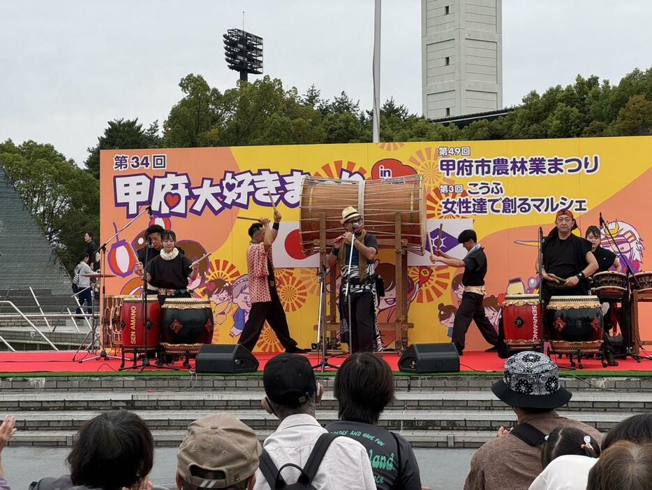 よっちゃばれステージで行われた「和太鼓天野会」の演奏の様子。