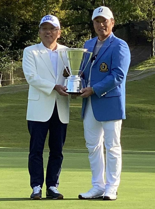 ファンケル・島田和幸社長（左）と優勝トロフィーを掲げる宮本勝昌