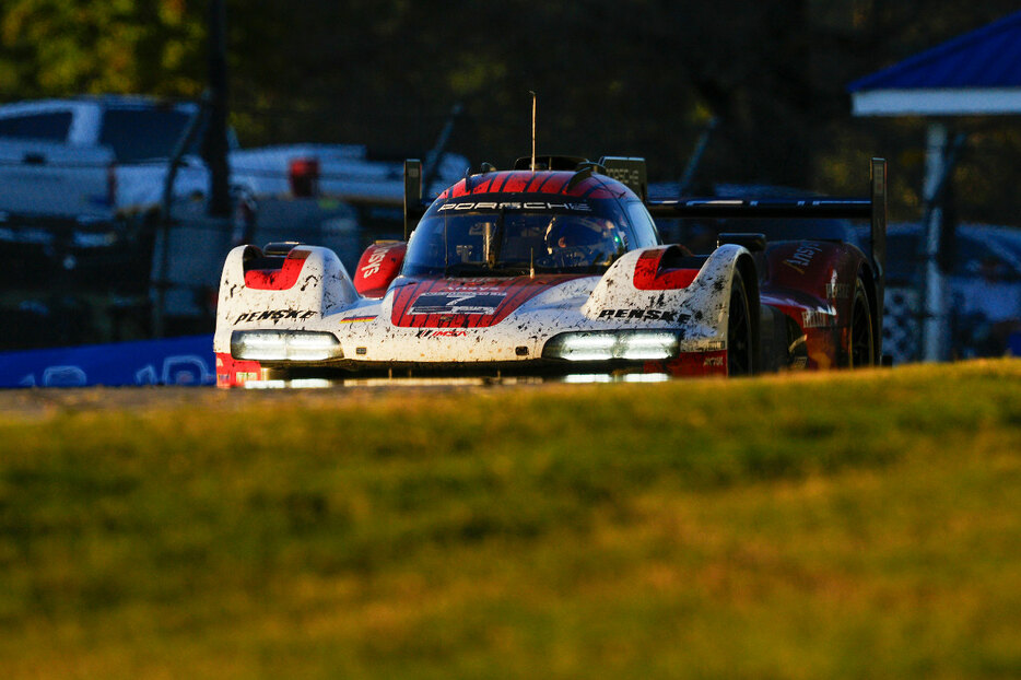 2024年IMSA GTPクラスのドライバー選手権とチーム選手権を制したポルシェ・ペンスキー・モータースポーツの7号車ポルシェ963（フェリペ・ナッセ／デイン・キャメロン／マット・キャンベル組）