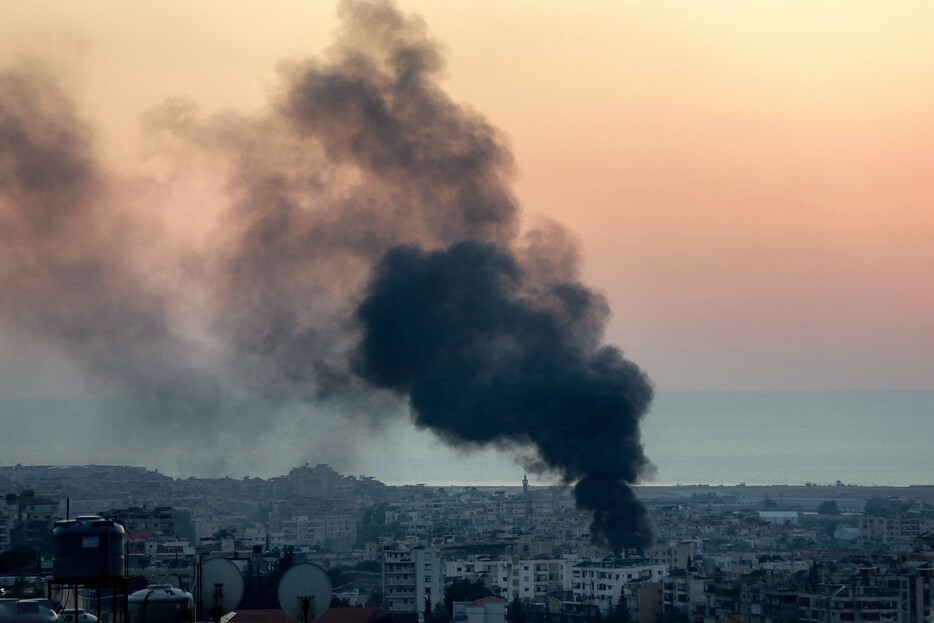 ８日、レバノンの首都ベイルート南郊で、イスラエル軍による空爆地点から立ち上る煙。