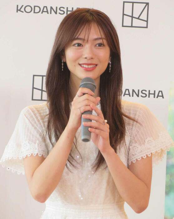 2nd写真集「隣の席になりたい」発売記念会見に出席した田村保乃