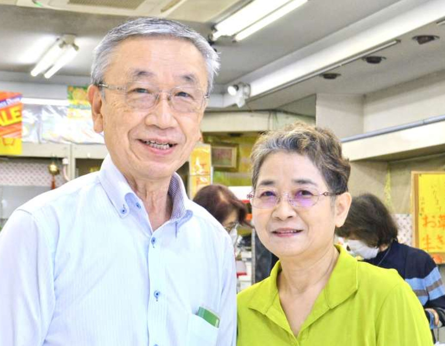 ２代目店主の江野政義さん（左）と妻まり子さん＝３日、鹿児島市東千石町の江戸屋履物店