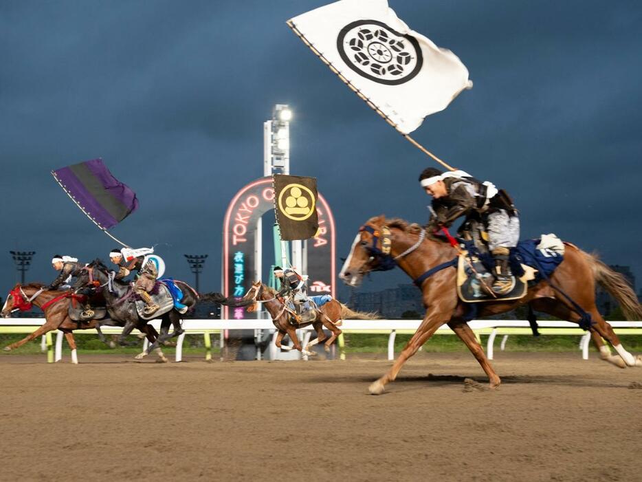 過去開催時の様子。旗を背負った騎馬武者が疾走する「甲冑競馬」。写真提供はTCK（特別区競馬組合）