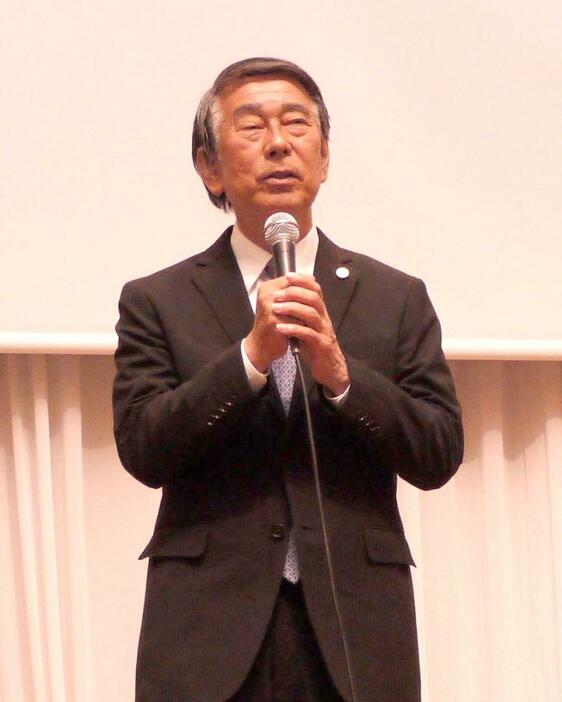 小選挙区で敗れ、厳しい表情で支持者にあいさつする田所嘉徳氏=27日午後10時15分、水戸市千波町