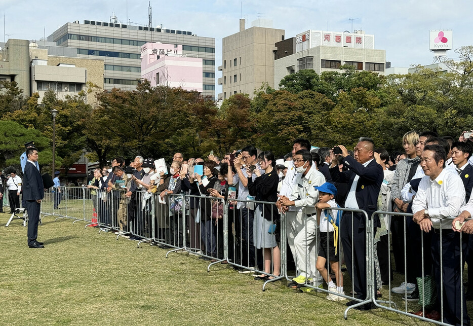 演説を聞く有権者ら＝１６日午後、高松市