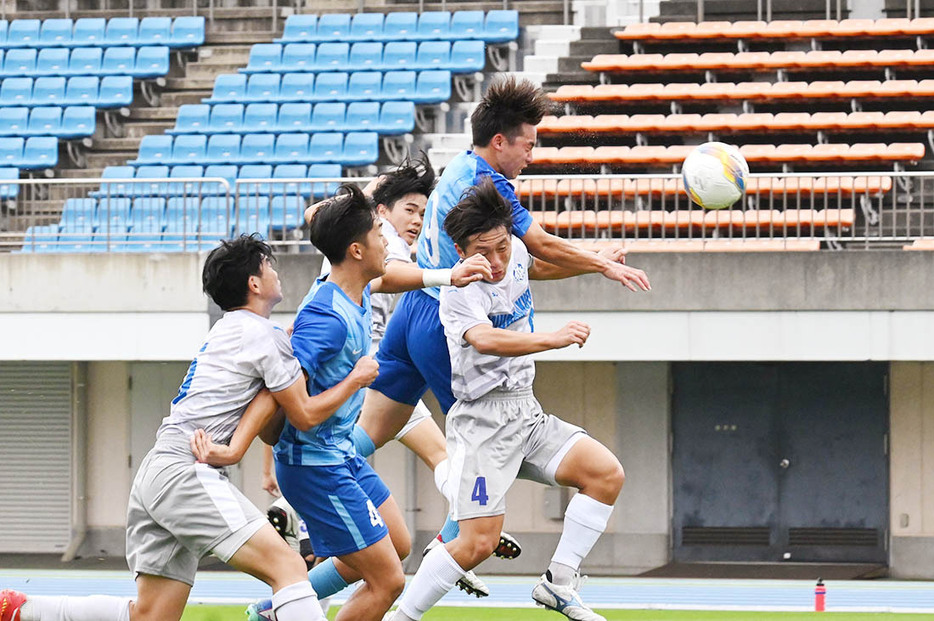 【桐光学園―三浦学苑】前半３５分、先制のヘディング弾を放つ桐光学園・丸茂＝レモンＳ