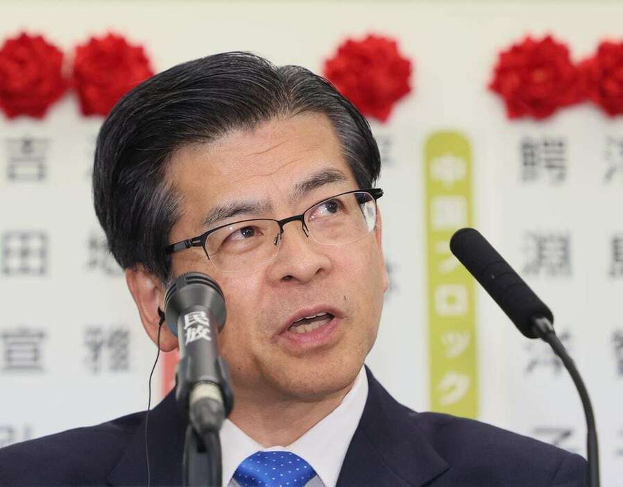 開票が始まり、取材に応じる公明党の石井啓一代表＝27日午後、東京都新宿区（斉藤佳憲撮影）