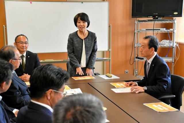 自民党県議団の有志らにあいさつをする前尼崎市長の稲村和美氏（中央）=2024年10月28日午後3時6分、神戸市中央区、添田樹紀撮影