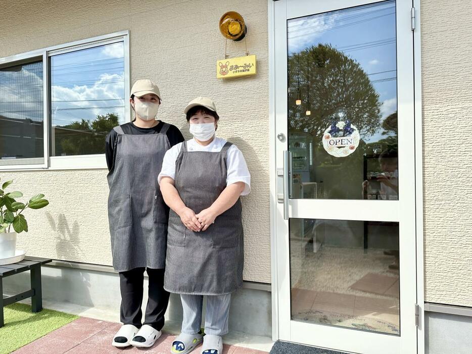 （右から）菓子店「まあ～みい」店主の田渕ますみさん、次女の光富詩織さん