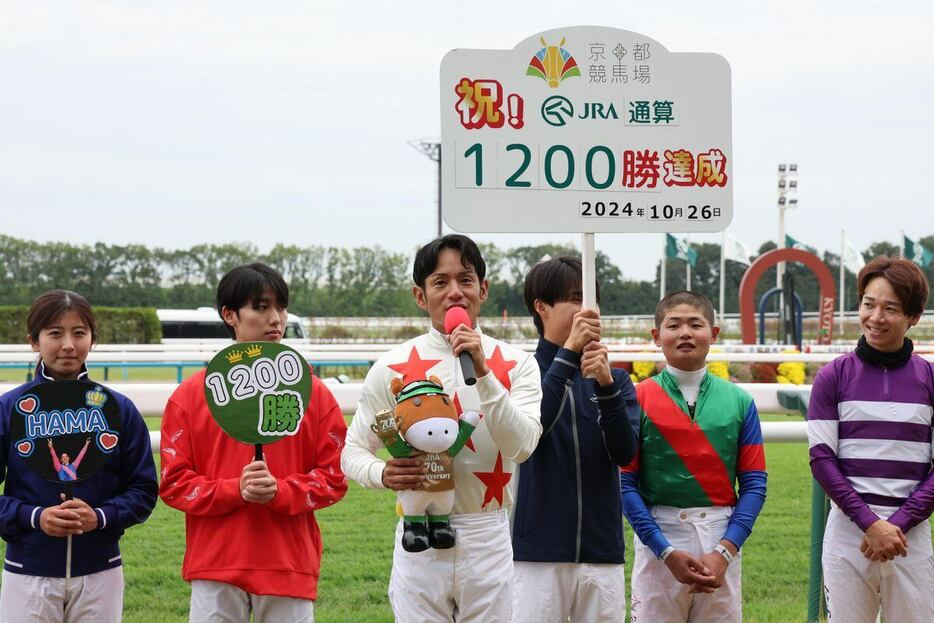 JRA通算1200勝を達成した浜中俊騎手＝京都競馬場（撮影・安部光翁）