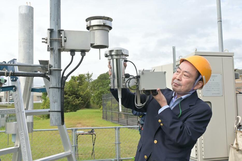 線状降水帯の予測向上に伴い、新たに湿度計を取り付ける日立アメダス=日立市会瀬町