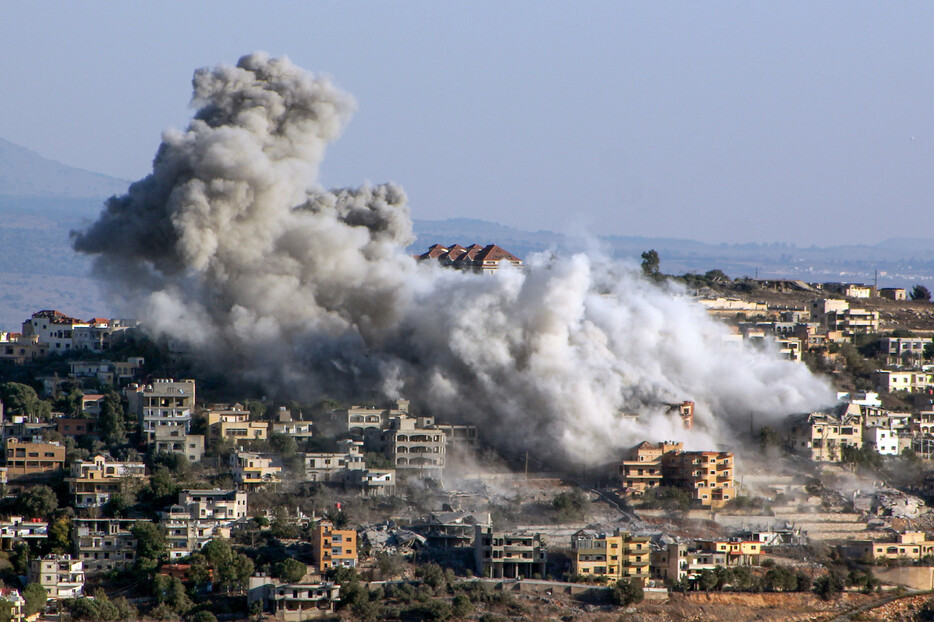 ２０日、対イスラエル国境に近いレバノン南部で、イスラエル軍の空爆後に市街地から立ち上る煙。