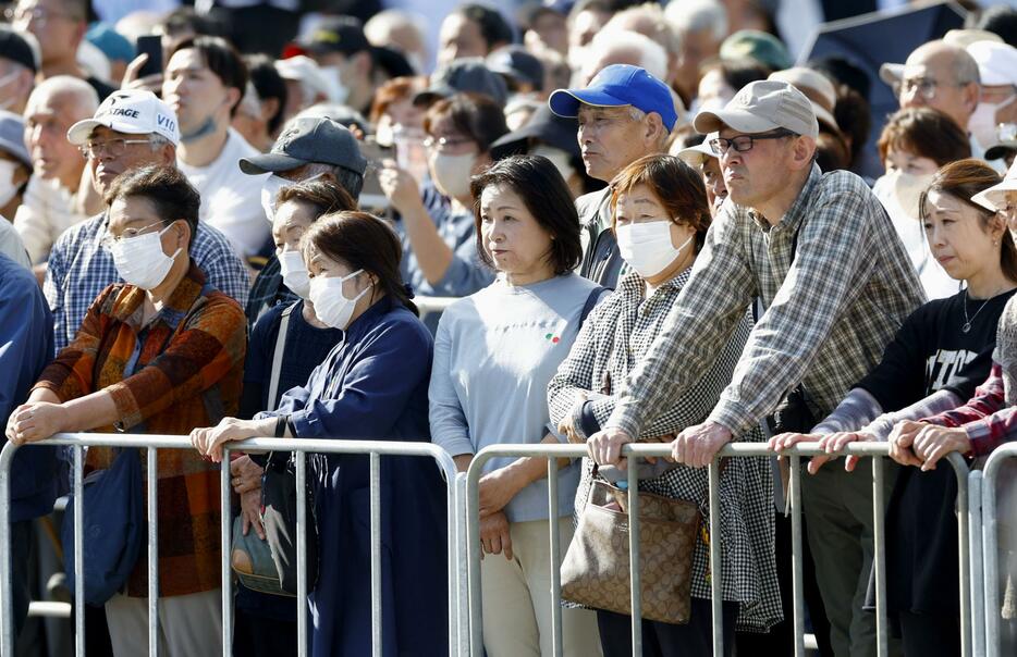 衆院選が公示され、候補者の街頭演説に集まった人たち＝15日午後、福島県内