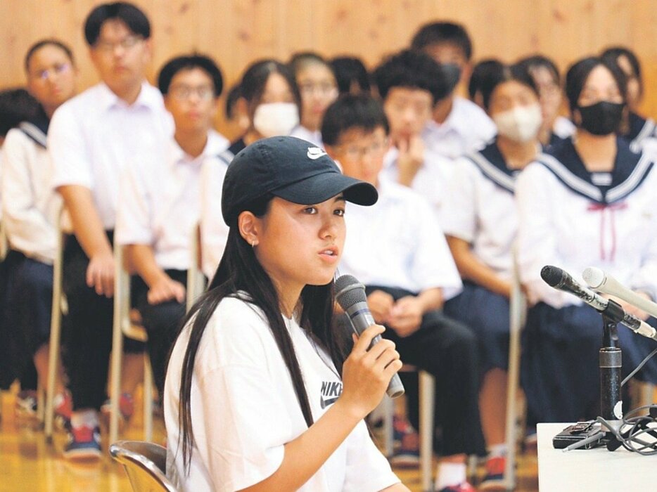 トークイベントに出演した中山選手＝新湊南部中学校