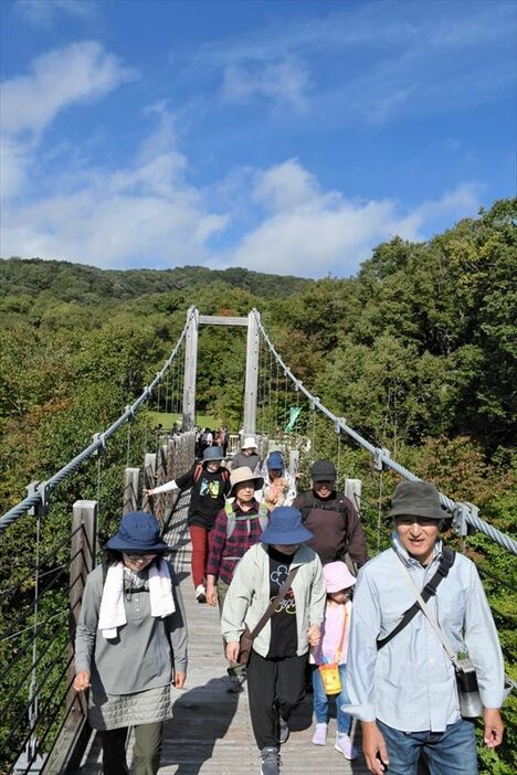 思い思いのペースで歩く参加者