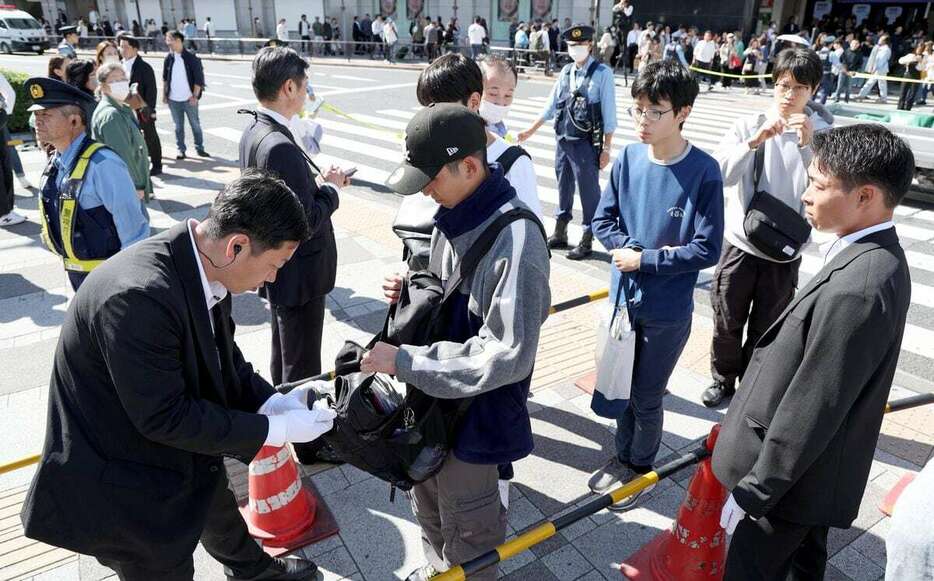 街頭演説の会場で持ち物検査をする警察官＝20日午前、東京都豊島区（鴨志田拓海撮影）